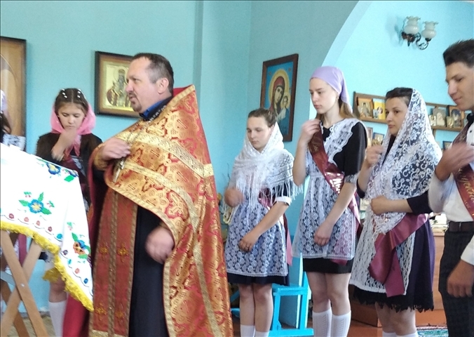 Священник посетил торжественную линейку и благословил выпускников школы в аг. Люденевичи Житковичского района
