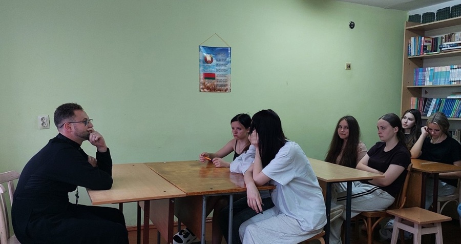 «Жизнь дороже всех сокровищ»: встреча священнослужителя со студентами Полесского аграрного колледжа
