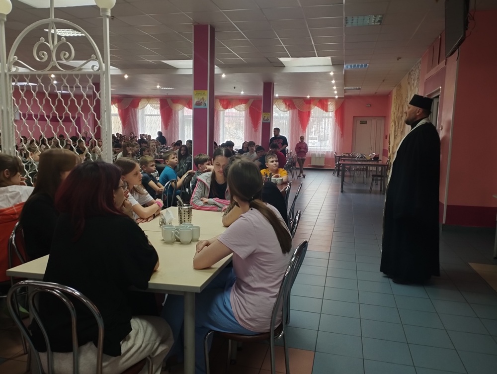 Иерей Сергий Вашков посетил отдыхающих детского реабилитационно-оздоровительного центра "Птичь"