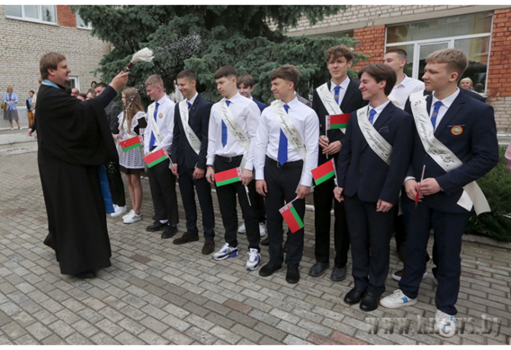Священник Сергий Карпович принял участие в торжественной линейке в Гимназии города Калинковичи
