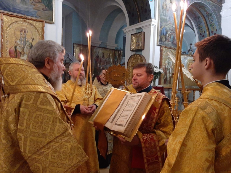 Вечернее Богослужение с чтением Акафиста Пресвятой Богородице