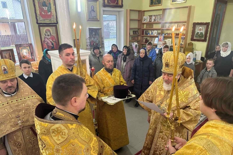 В Неделю о мытаре и фарисее правящий архиерей совершил Литургию в храме Воскресения Христова в аг. Ударное Лельчицкого района