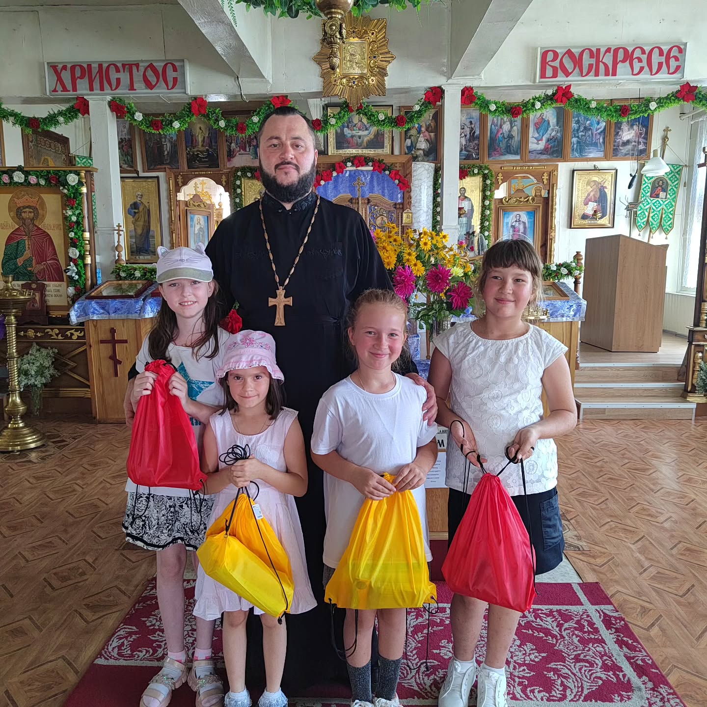 В Наровле священник принял участие в акции «Соберем детей в школу»