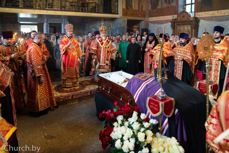 Епископ Леонид сослужил Патриаршему Экзарху за Пасхальной утреней и заупокойной литией по новопреставленному архиепископу Пинскому и Лунинецкому Стефану в соборе Воскресения Словущего Свято-Варваринского женского монастыря г. Пинска