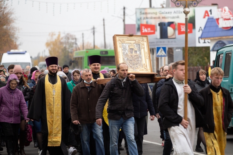 В Калинковичах состоялся ежегодный Крестный ход по городу с иконой Божией Матери «Юровичская-Милосердная»