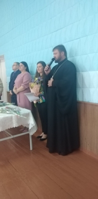 Благочинный Туровского округа принял участие в торжественной линейке по случаю окончания учебного года