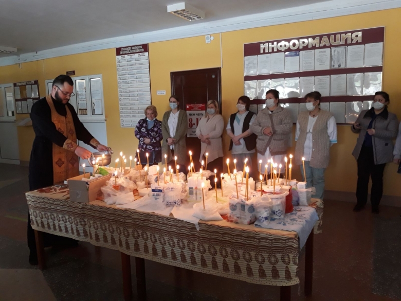 Встреча священнослужителя с работниками Наровлянской ЦРБ состоялась в Великий Четверг