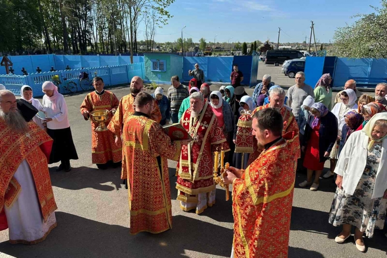В пятницу Светлой седмицы и день памяти иконы Божией Матери «Живоносный Источник» епископ Леонид совершил Литургию в Хойникской обители