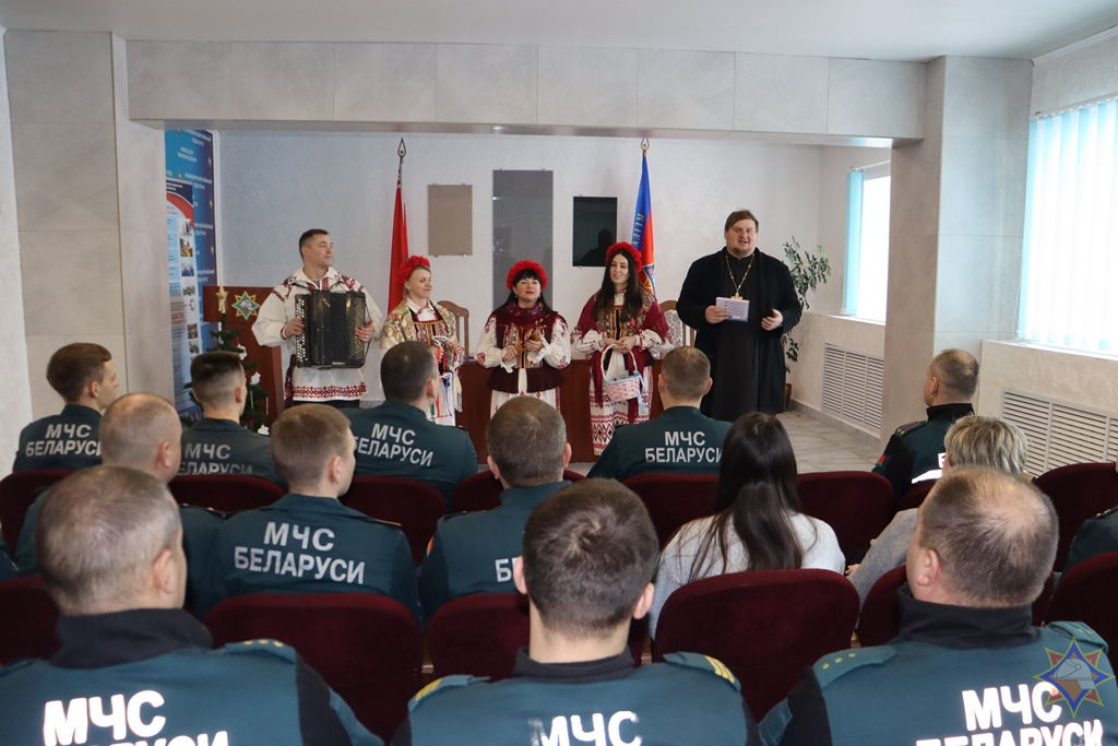 Христославы поздравили со святками спасателей Калинковичского районного отдела по чрезвычайным ситуациям