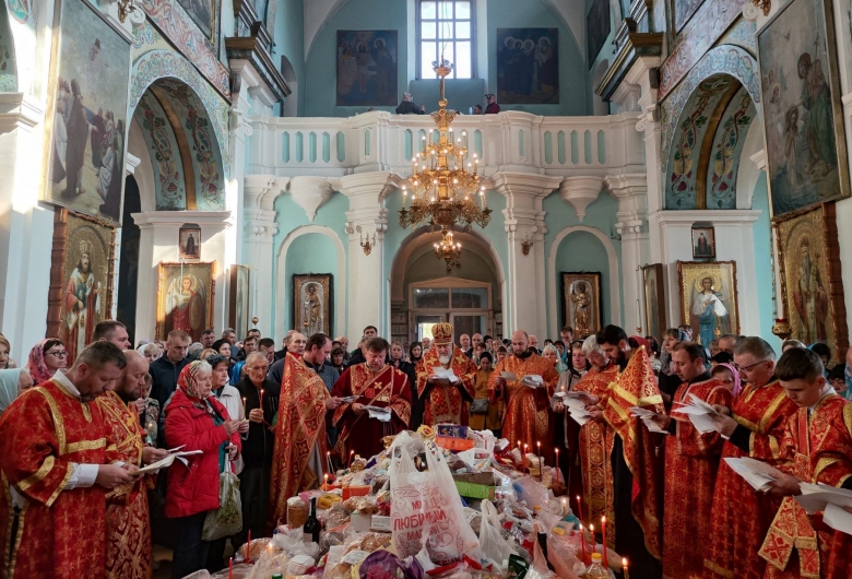 Архиерейское Богослужение в праздник Радоницы