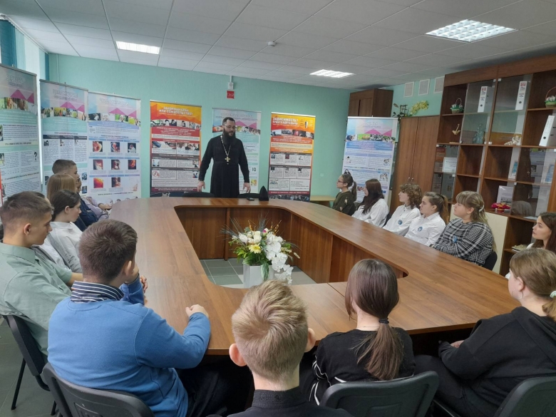 В Наровле учащиеся средней школы №2 посетили выставку «Молодежь – за жизнь, нравственность и семейные ценности!»