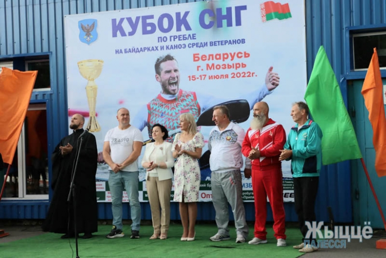 Клирик Туровской епархии принял участие в открытии международных соревнований по гребле среди ветеранов