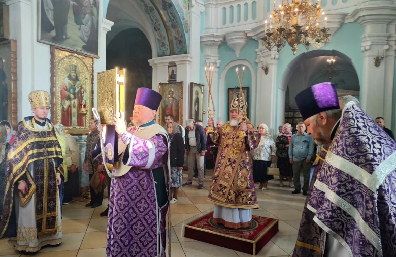 Служение правящего архиерея в праздник Воздвижения Честного и Животворящего Креста Господня