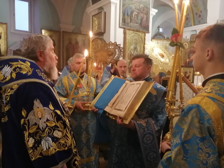 В канун праздника Покрова Пресвятой епископ Леонид совершил Всенощное бдение в кафедральном соборе г. Мозыря