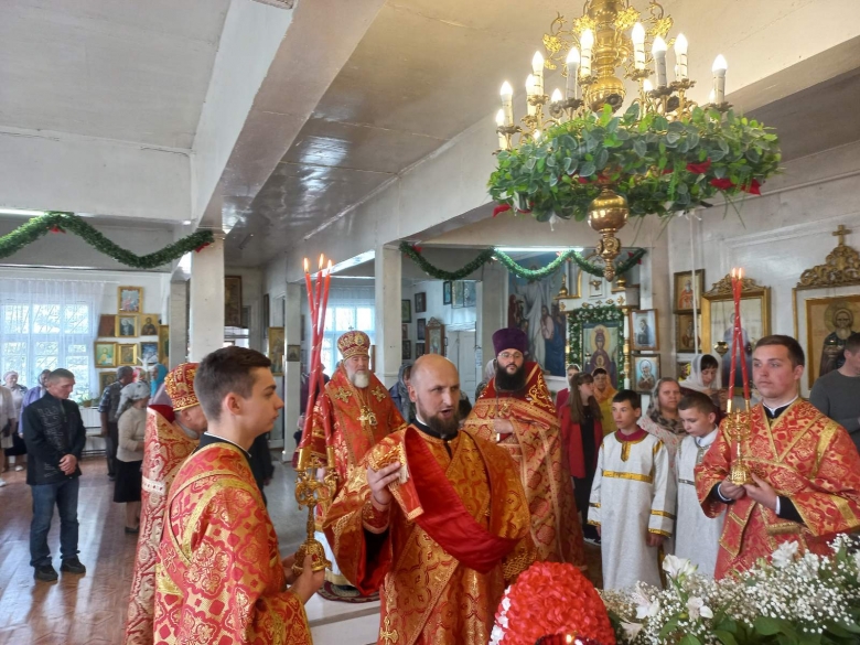 В Неделю 6-ю по Пасхе и день памяти апостола и евангелиста Иоанна Богослова правящий архиерей возглавил Литургию в Наровле