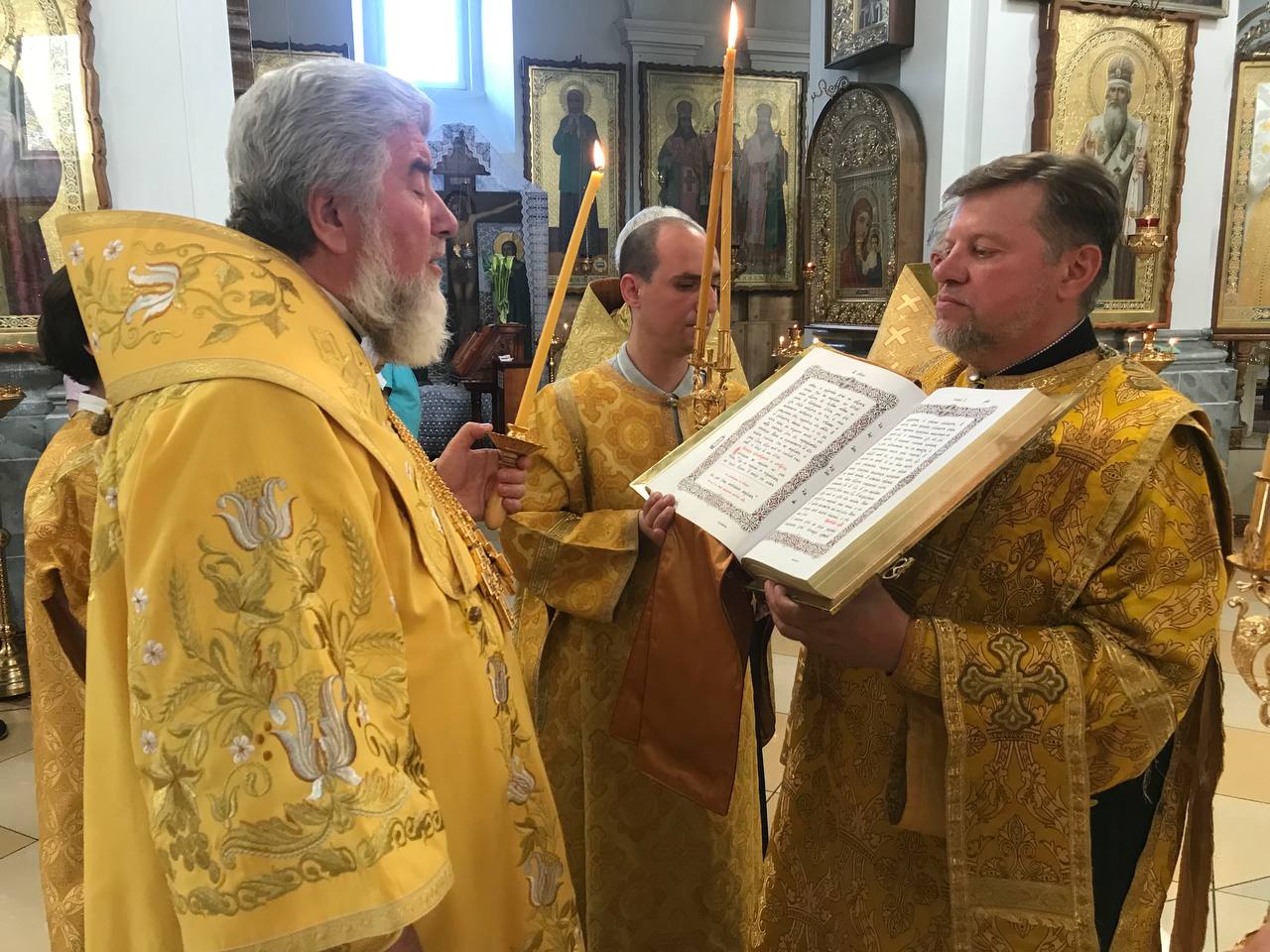 Вечернее Богослужение с чтением Акафиста Пресвятой Богородице