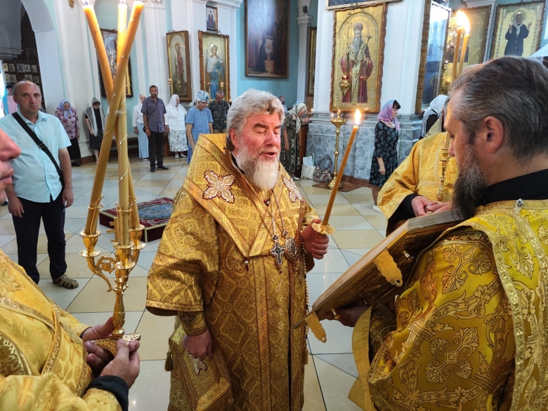 Вечернее Богослужение с чтением Акафиста Пресвятой Богородице