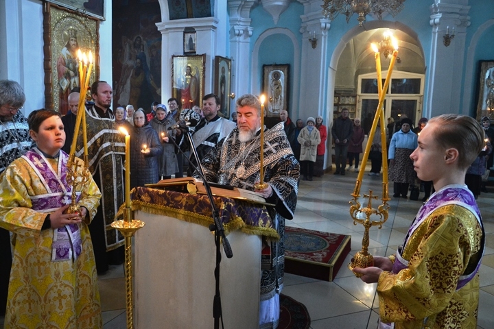 Епископ Леонид возглавил вечернее богослужение с чтением Акафиста Страстям Христовым в кафедральном соборе г. Мозыря