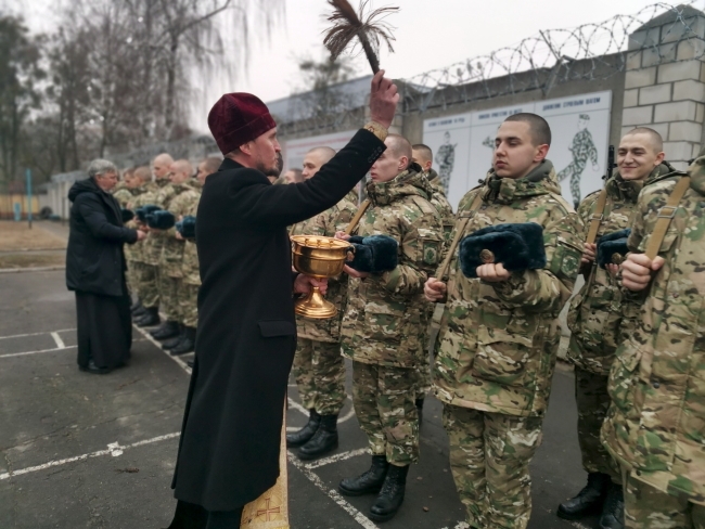 Освящение оружия и вручение его прибывшему пополнению