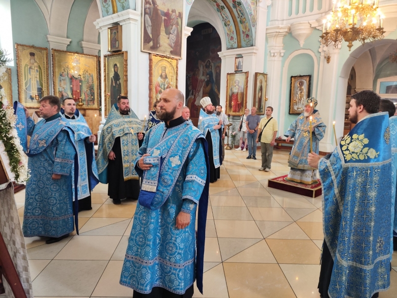 В канун дня празднования иконы Божией Матери «Всецарица» правящий архиерей совершил Всенощное бдение в кафедральном соборе г. Мозыря