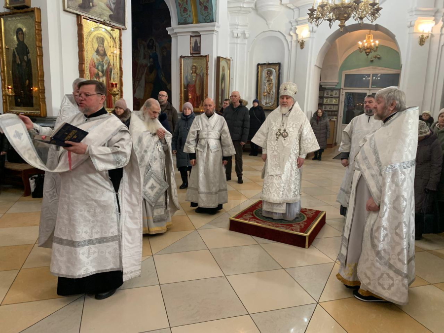 В праздник Обрезания Господня и день памяти святителя Василия Великого епископ Леонид совершил Литургию в кафедральном соборе святого Архангела Михаила в городе Мозыре