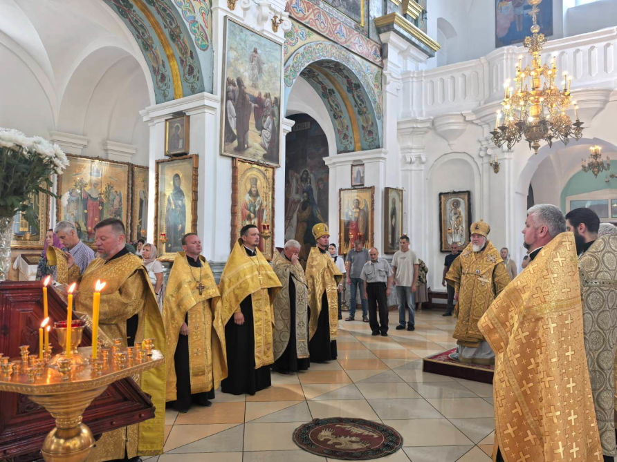 В канун Недели 7-й по Пятидесятнице епископ Леонид совершил Всенощное бдение в кафедральном соборе