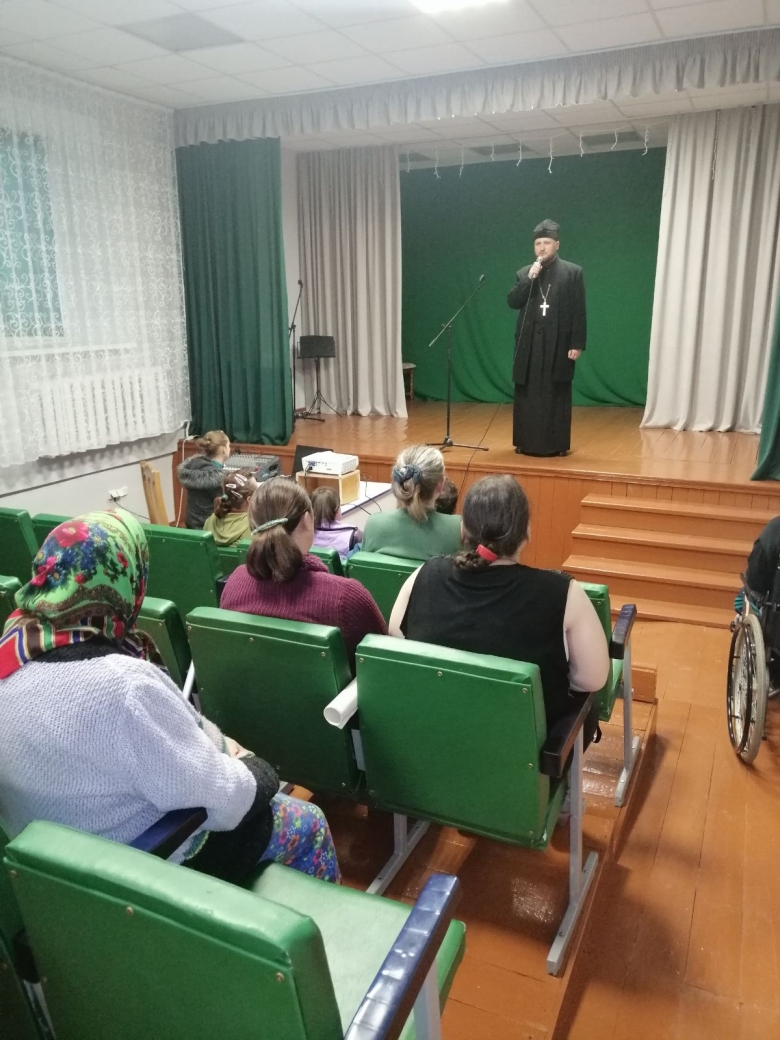 Священнослужитель встретился с подопечными Копаткевичского дома-интерната