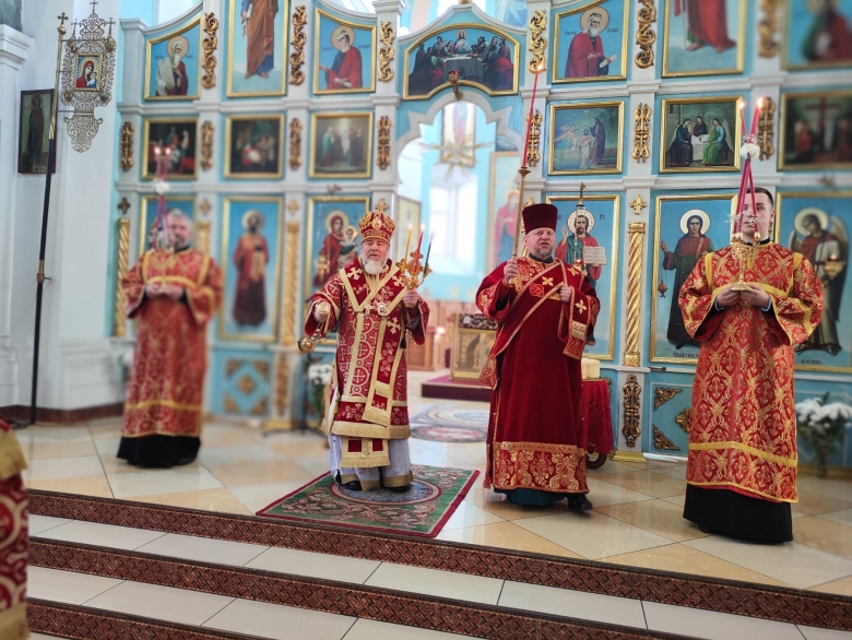 В пятницу Светлой седмицы правящий архиерей совершил Пасхальную вечерню и Утреню в кафедральном соборе г. Мозыря