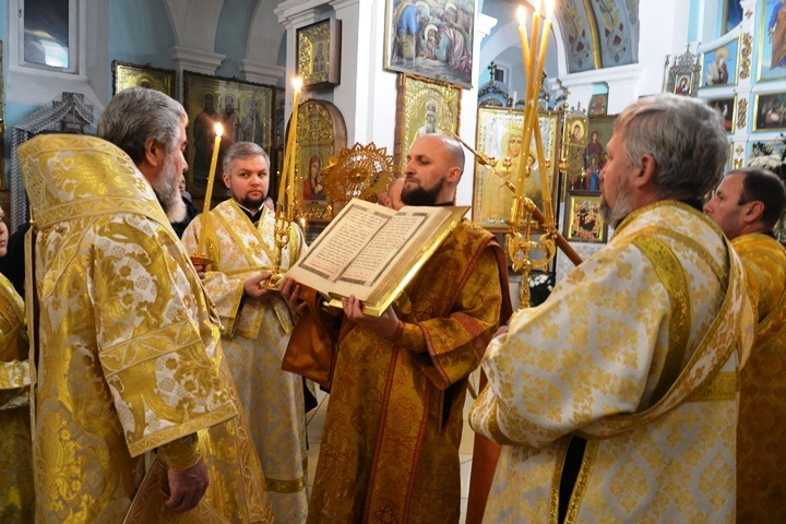 В канун праздника святителя Николая Чудотворца епископ Леонид совершил Всенощное бдение в кафедральном соборе г. Мозыря
