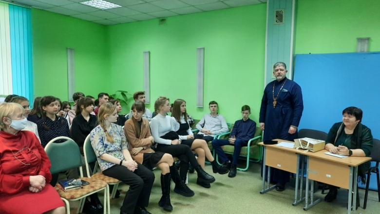 О религиозном мире в Беларуси выступил священнослужитель перед учащимися Озаричской средней школы в рамках проекта «ШАГ»