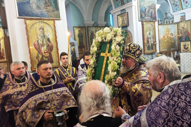 В канун праздника Воздвижения Креста Господня епископ Леонид совершил Всенощное бдение в кафедральном соборе г. Мозыря
