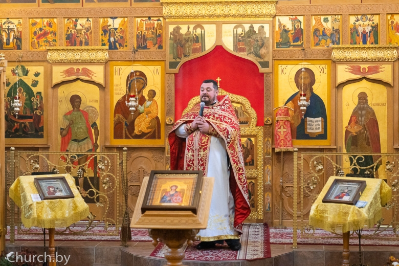 Председатель епархиального отдела по взаимодействию с вооруженными силами и другими воинскими формированиями сослужил Патриаршему Экзарху за Литургией в храме Рождества Пресвятой Богородицы в д. Тарасово Минского района