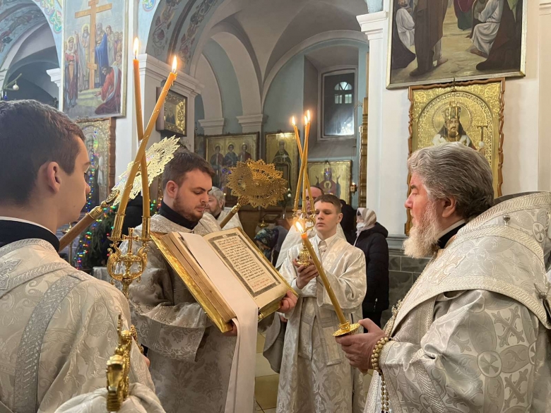 Вечернее Богослужение с чтением Акафиста Пресвятой Богородице