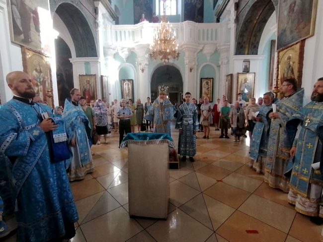 В праздник иконы Божией Матери «Всецарица» епископ Леонид совершил Литургию в кафедральном соборе г. Мозыря