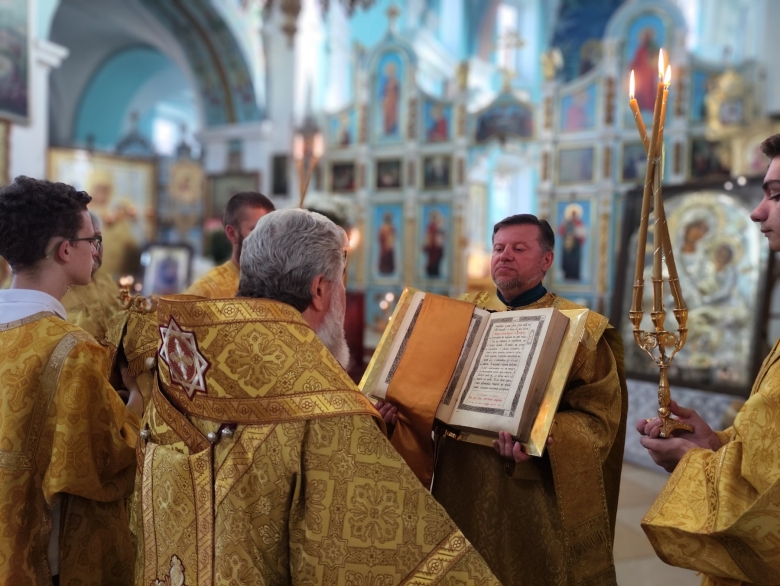 Вечернее Богослужение с чтением Акафиста Пресвятой Богородице