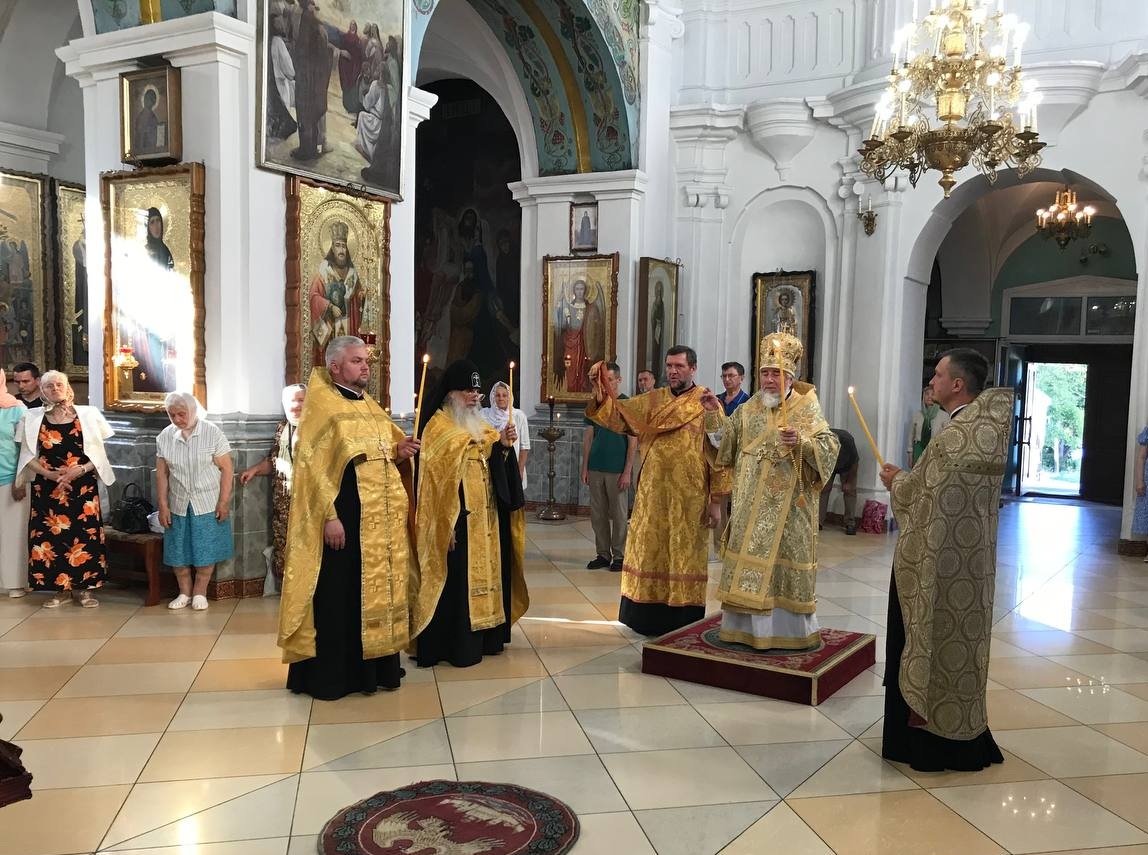 В канун Недели 7-й по Пятидесятнице епископ Леонид совершил всенощное бдение в кафедральном соборе