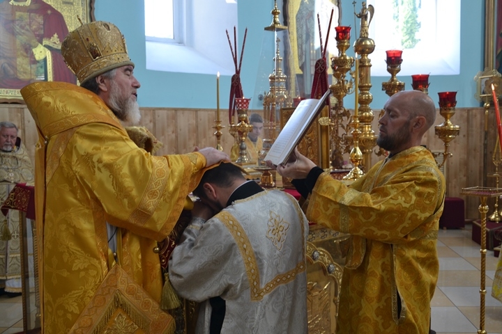 В день памяти Собора Белорусских святых епископ Леонид совершил иерейскую хиротонию за Литургией в кафедральном соборе г. Мозыря