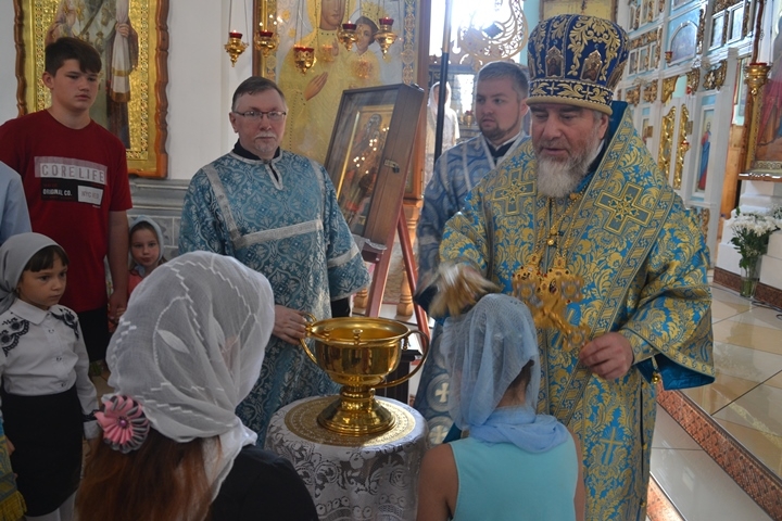 В Неделю 12-ю по Пятидесятнице правящий архиерей совершил Литургию и молебен за учащихся в кафедральном соборе г. Мозыря
