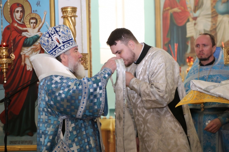В праздник Сретения Господня правящий архиерей совершил Литургию и священническую хиротонию в кафедральном соборе г. Мозыря
