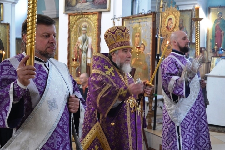 В канун Недели 5-й Великого поста и дня памяти преподобной Марии Египетской преосвященный Леонид совершил Всенощное бдение в кафедральном соборе г. Мозыря