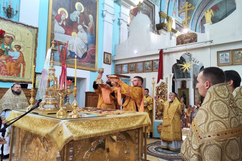 В Неделю 12-ю по Пятидесятнице правящий архиерей совершил Литургию в кафедральном соборе г. Мозыря 