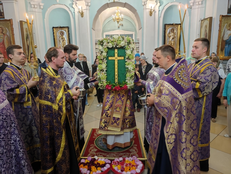 В канун праздника Воздвижения Креста Господня епископ Леонид совершил Всенощное бдение в кафедральном соборе г. Мозыря