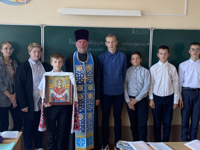 Священник провел беседу о празднике Покрова Пресвятой Богородицы в учреждениях образования в Куритичах и Бабуничах