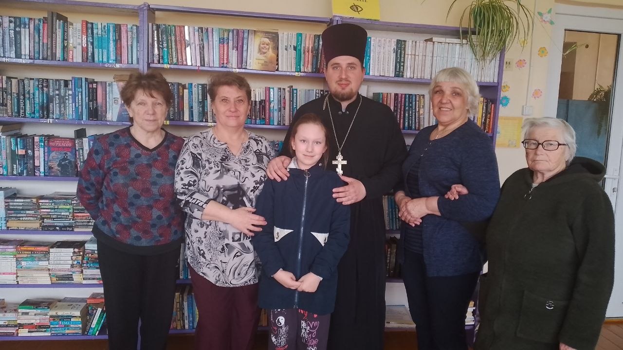 В Хойникской районной библиотеке прошла встреча со священником