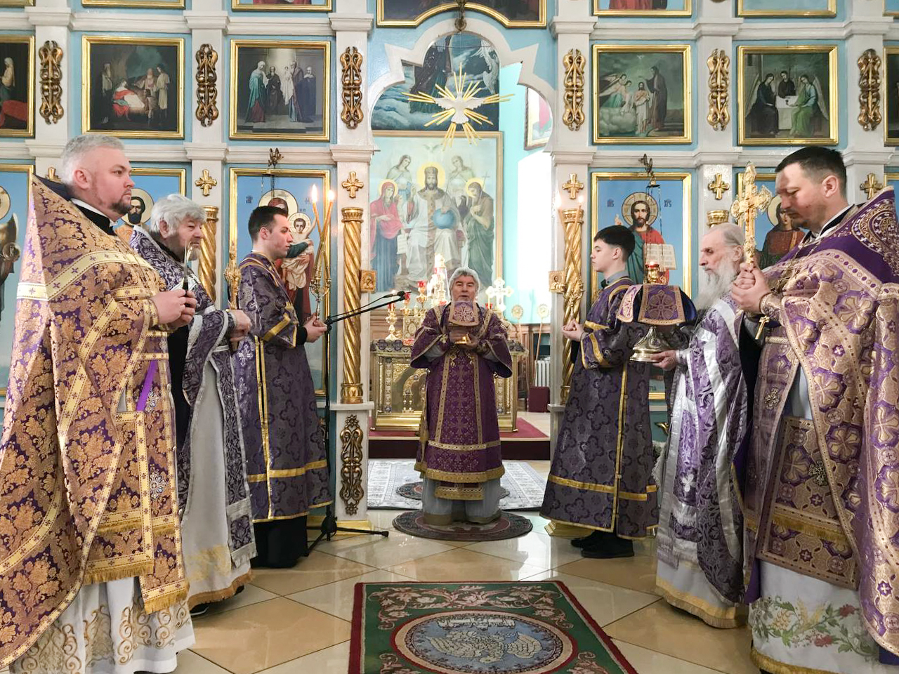 В субботу первой седмицы Великого поста епископ Леонид совершил Литургию в кафедральном соборе святого Архангела Михаила в городе Мозыре