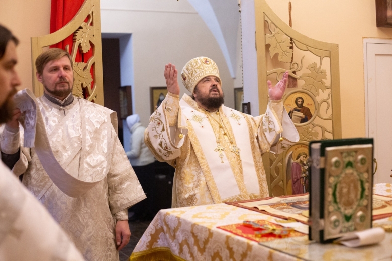 В день памяти мученицы Татианы Римской епископ Несвижский Авксентий совершил Литургию в домовом монастырском храме Юровичской обители