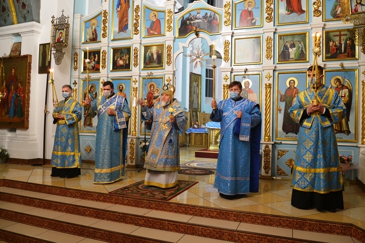 В канун Недели 24-й по Пятидесятнице и праздника иконы Божией Матери, именуемой «Скоропослушница», правящий архиерей совершил всенощное бдение в кафедральном соборе г. Мозыря