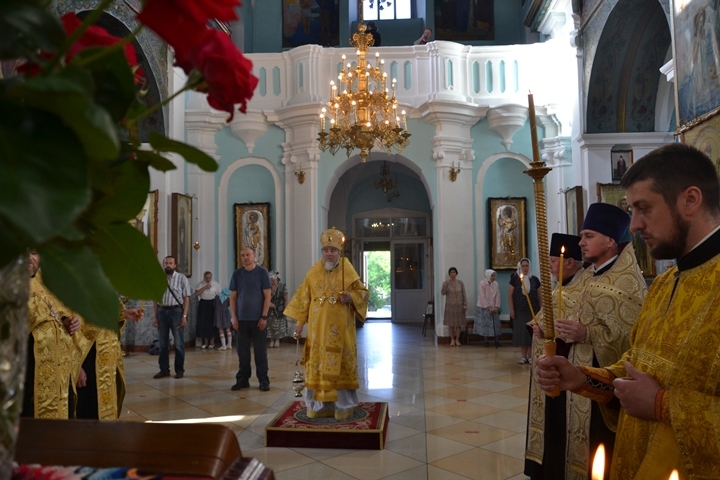 В канун праздника Всех святых, в земле Русской просиявших, епископ Леонид возглавил Всенощное бдение в кафедральном соборе г. Мозыря