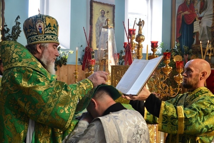 В день отдания праздника Пятидесятницы епископ Леонид совершил Литургию и иерейскую хиротонию в кафедральном соборе г. Мозыря
