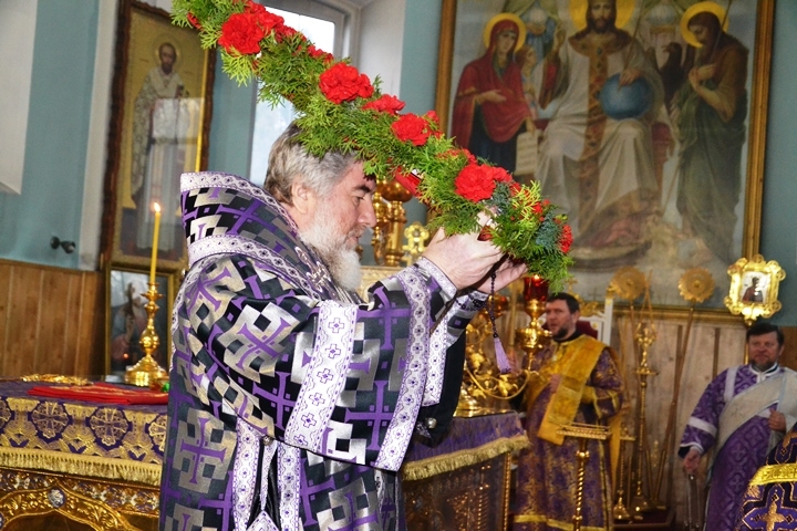 В канун Недели Крестопоклонной правящий архиерей совершил Всенощное бдение с чином выноса Честного и Животворящего Креста Господня в кафедральном соборе г. Мозыря